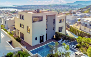 5 Bedroom Amazing Home In Podstrana